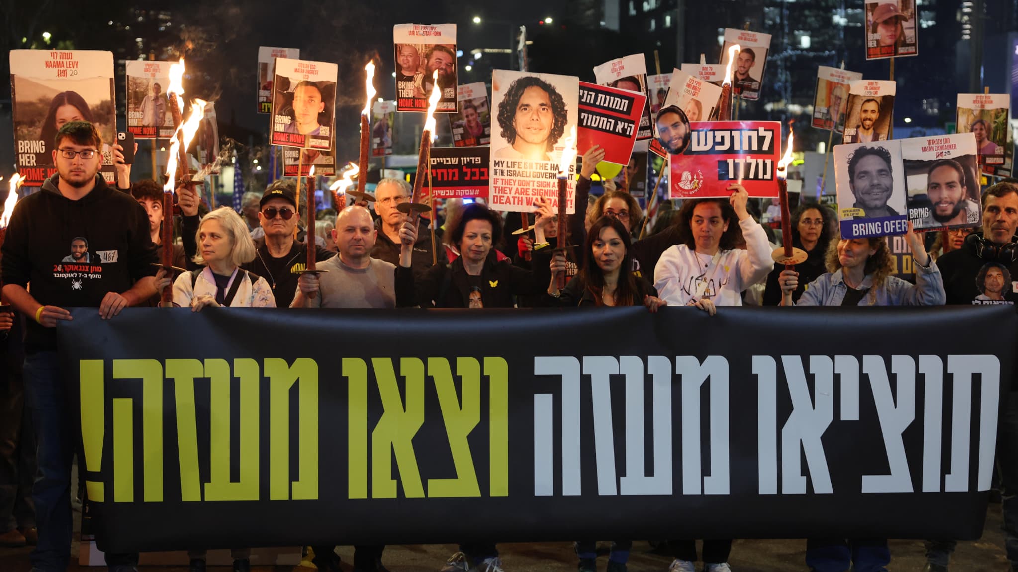 Des manifestants appellent à une action pour obtenir la libération des Israéliens retenus en otage à Gaza depuis octobre 2023, devant le ministère israélien de la Défense à Tel-Aviv, le 15 janvier 2025. Des manifestants appellent à une action pour obtenir la libération des Israéliens retenus en otage à Gaza depuis octobre 2023, devant le ministère israélien de la Défense à Tel-Aviv, le 15 janvier 2025.