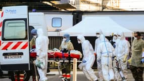 Un malade du Covid-19 est embarqué dans une ambulance en gare de Bordeaux, après son transfert par TGV sanitaire depuis la région parisienne, le 10 avril 2020