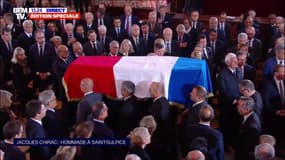 Le cercueil de Jacques Chirac quitte l'église Saint-Sulpice