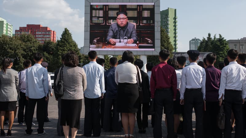 Des Nord-Coréens regardent le dirigeant Kim Jong-un s'exprimer à la télévision, le 22 septembre 2017.