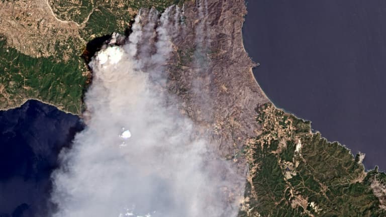Vue aérienne des feux en Grèce, sur l'île d'Eubée, le 7 août 2021 Vue aérienne des feux en Grèce, sur l'île d'Eubée, le 7 août 2021