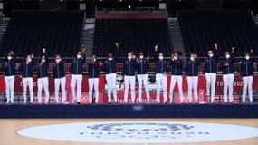 Les handballeuses tricolores avec la médaille d'or des JO de Tokyo