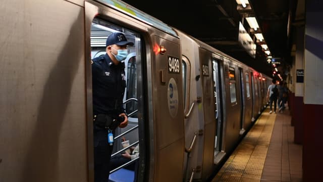 Un policier de New York surveille un quai, le 13 avril 2022, au lendemain de l'attaque à l'arme à feu qui a fait 23 blessés, dont 10 par balles, dans le métro de la grande ville américaine