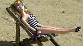 Photo prise le 14 août 2001 au château de Gizeux à l'occasion de l'exposition "Barbie et la haute couture" d'une poupée "Barbie" allongée dans un transat créé par le fabricant de jouets américain "Mattel".