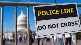 Un panneau "Police, passage interdit", sur une barrière de sécurité installée devant le Capitole avant l'élection américaine, à Washington DC, le 2 novembre 2024