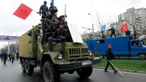 Manifestation à Bichkek sur un véhicule militaire. Les affrontements entre opposants et forces de l'ordre qui ont éclaté mercredi dans la capitale du Kirghizistan, ont fait une centaine de morts, selon le chef de l'opposition Temir Sariev. /Photo prise le