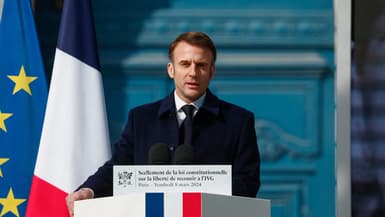 Emmanuel Macron, vendredi, place Vendôme, lors du scellement dans la Constitution de la liberté de recourir à l'IVG. 
