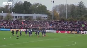 L'ambiance de dingue des fans de l'Ajax à l'entraînement avant de défier Feyenoord...