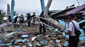 La ville de Mamuju a été frappée par un séisme de magnitude 6,2 qui a causé la mort de 26 personnes, au moins. 
