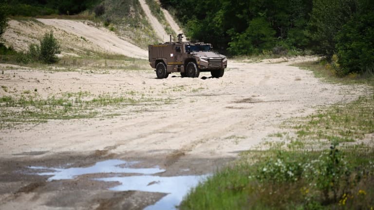 Le Serval, un véhicule blindé multi-rôles (VBMR), sur les pistes d'essais du site de Nexter, le 4 juillet 2023 à Roanne, dans la Loire Le Serval, un véhicule blindé multi-rôles (VBMR), sur les pistes d'essais du site de Nexter, le 4 juillet 2023 à Roanne, dans la Loire