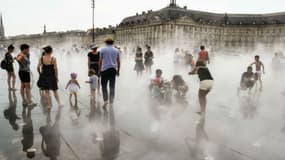 Des habitants de Bordeaux tentent de se rafraîchir dans le miroir d'eau, le 27 mai 2017