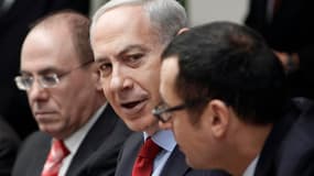 Benjamin Netanyahu, lors du conseil des ministres à Jérusalem. Au lendemain du discours de Khaled Méchaal, le Premier ministre israélien a estimé que le serment du Hamas de défaire Israël après avoir revendiqué sa "victoire" à l'issue du conflit dans la b