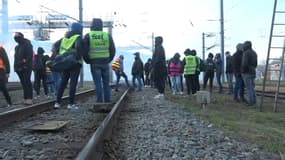 Des manifestants ont investi les voies de la gare de Lille-Flandres ce jeudi 20 avril 2023 pour protester contre la réforme des retraites.