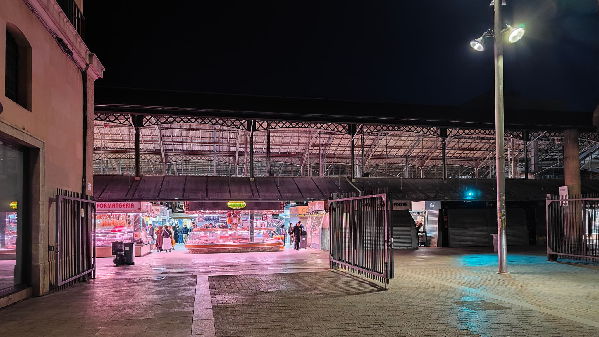 De nuit ou dans des environnements peu éclairés, le Xiaomi 13 Pro se montre assez efficace en éclairant plutôt naturellement la scène De nuit ou dans des environnements peu éclairés, le Xiaomi 13 Pro se montre assez efficace en éclairant plutôt naturellement la scène