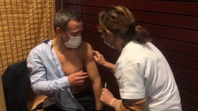 Le secrétaire d'Etat Adrien Taquet vacciné à Manosque
