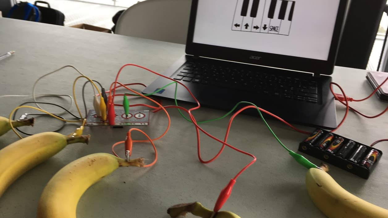 Connecter des bananes à son ordinateur.
