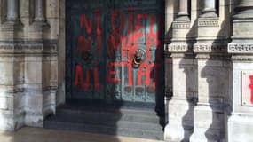 Le devant de la basilique du Sacré-Cœur à Montmartre à Paris