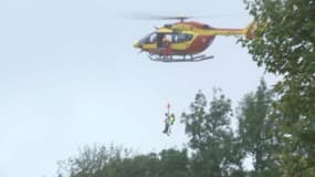 Inondations dans l'Aude: des habitants piégés à Villegailhenc sauvés par hélicoptère