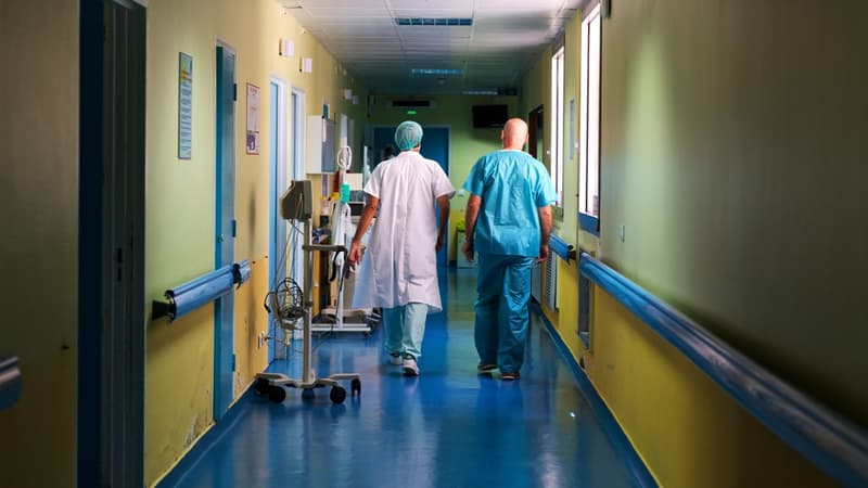 Le personnel hospitalier dans un couloir d'un établissement de Guadeloupe. 