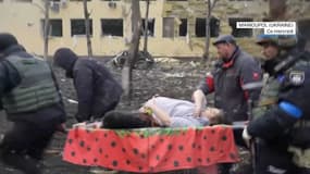 Une femme sur le point d'accoucher est évacuée de la maternité de Marioupol en Ukraine visée par les bombardements russes, le 9 mars 2022. Ni elle ni son bébé n'ont survécu.