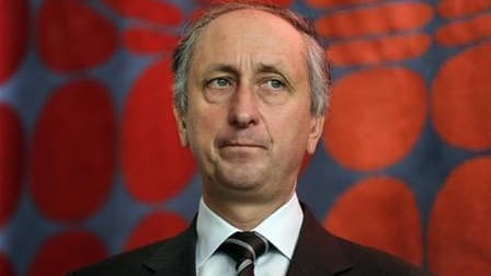 Programmée le 20 octobre, la convocation en vue d'une mise en examen du procureur de Nanterre Philippe Courroye a été retardée sine die le temps d'examiner un problème de procédure qu'il a soulevé, selon son avocat Jean-Yves Dupeux. /Photo d'archives/REUT