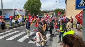 Des manifestants munis de casseroles se sont rassemblés pour l'arrivée du ministre du Travail à La Seyne-sur-Mer.