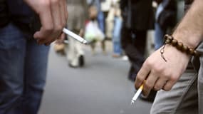 Jeunes en train de fumer. (illustration)