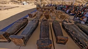 Quelques-uns des 250 sarcophages exhumés sur le site de Saqqara. 