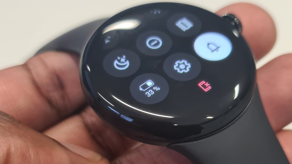 La Google Watch Pixel manque de confort d'utilisation en raison de son petit écran. La Google Watch Pixel manque de confort d'utilisation en raison de son petit écran.