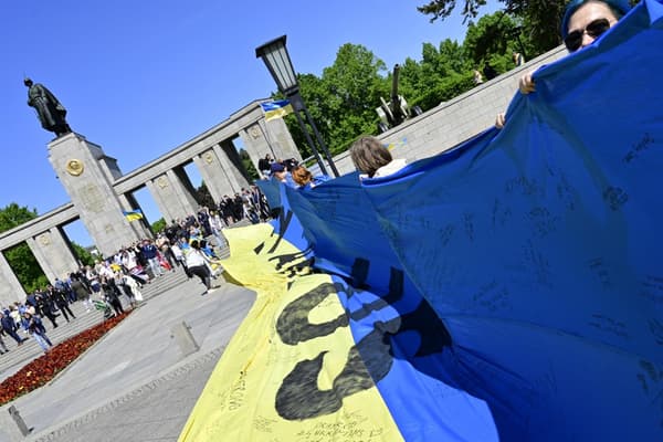 L'immense drapeau ukrainien déployé à Berlin ce dimanche 8-Mai, avant d'être replié par la police.