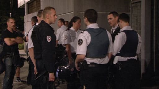 Policiers aux Merisiers à Trappes, la première nuit d'émeutes, le 19 juillet.