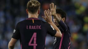 Ivan Rakitic (gauche) et Neymar (droite) sous le maillot barcelonais le 29 avril 2017