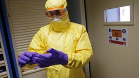 Pour entrer dans la chambre de la malade, le personnel médial de l'hôpital Bégin s'équipe d'un scaphandre et passe plusieurs sas de sécurité.