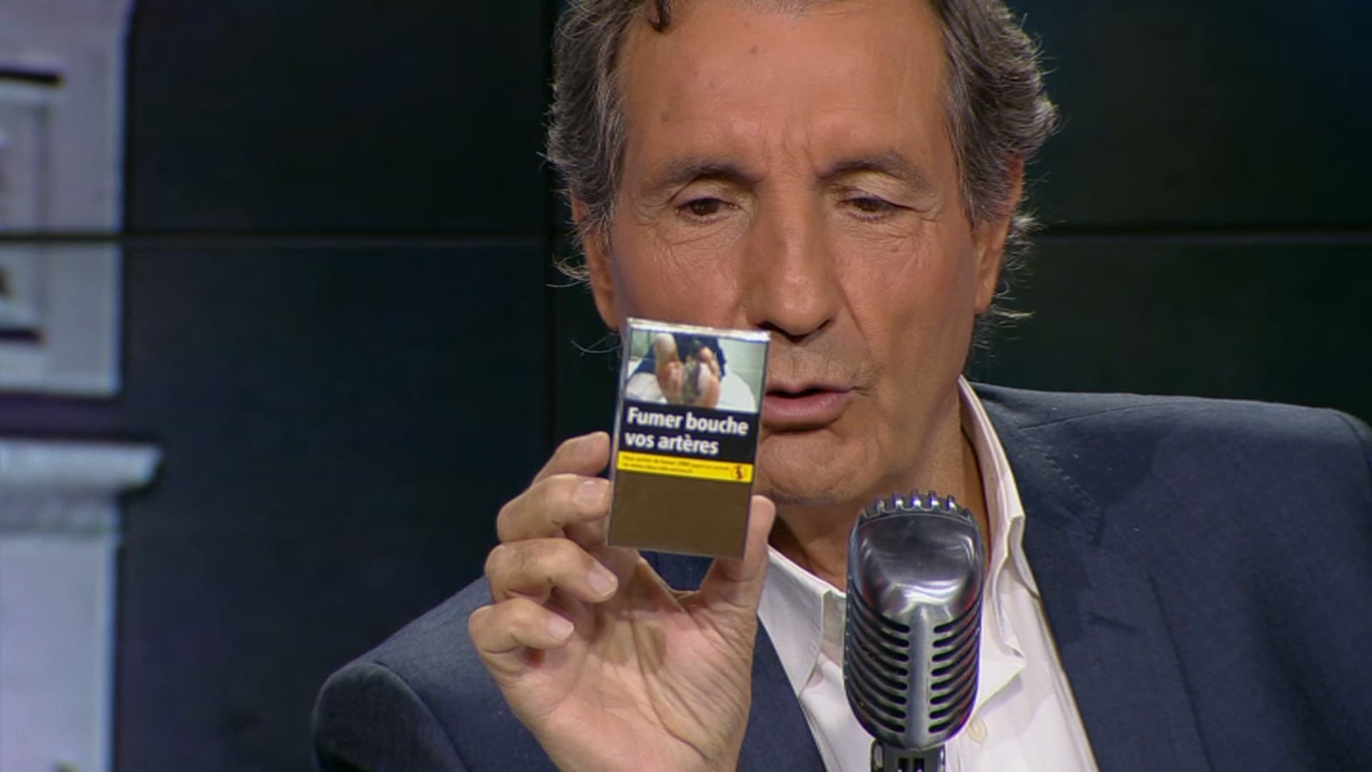 Jean-Jacques Bourdin présente le paquet neutre, ce mardi dans Bourdin Direct. Jean-Jacques Bourdin présente le paquet neutre, ce mardi dans Bourdin Direct.