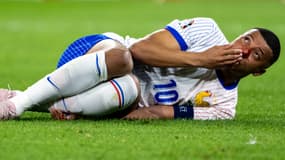 Kylian Mbappé allongé sur la pelouse après sa blessure lors du match contre l'Autriche à l'Euro, le 17 juin 2024