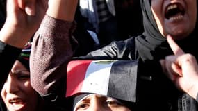 Des milliers d'Egyptiens ont manifesté vendredi sur la place Tahrir du Caire et dans d'autres villes pour crier leur colère contre les militaires au pouvoir, qu'ils tiennent responsables de la violente répression des rassemblements de ces derniers jours.