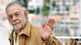 Le réalisateur américain Francis Ford Coppola fait un signe de la main lors d'un photocall pour le film "Megalopolis" lors de la 77e édition du Festival de Cannes, dans le sud de la France, le 17 mai 2024