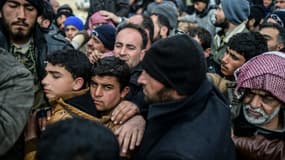 Des Syriens qui ont fui Alep se pressent pour obtenir des tentes le 6 février 2016 à Bab al-Salama en Syrie