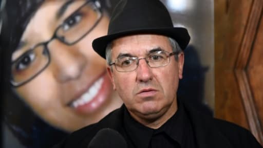 Le père de Marie-Jeanne, Jean-Philippe Meyer, devant une photo de sa fille à l'ouverture du procès en appel d'Anthony Draoui, le 1er février 2016 à Nîmes