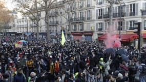 Des manifestants circulent aux abords de la place de la République contre la loi "Sécurité globale", samedi 28 novembre