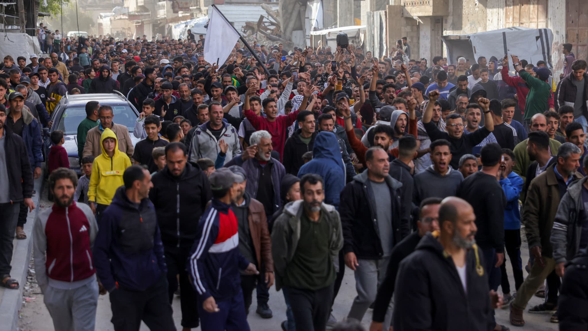 Des Palestiniens participent à un rassemblement appelant à la fin de la guerre, à Beit Lahia, dans le nord de la bande de Gaza, le 25 mars 2025.