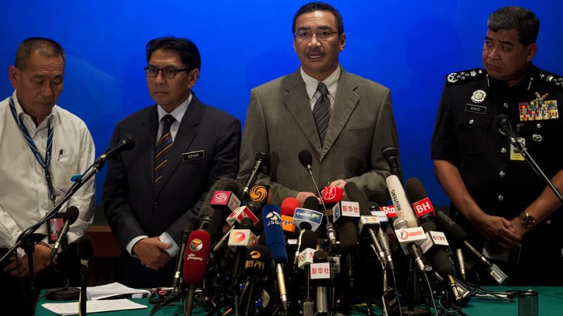 Les autorités malaisiennes donnent une conférence de presse, le 19 mars, à Kuala Lumpur. Le Boeing 777 a disparu le 8 mars dernier avec 239 personnes à bord, alors qu'il reliait la Malaisie à la Chine.