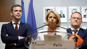 La nouvelle ministre de la Santé Brigitte Bourguignon (c), l'ex-ministre de la Santé Olivier Véran et le nouveau ministre des Solidarités, de l'autonomie et des personnes handicapées Damien Abad (d), lors de la passation de pouvoirs au ministère de la Santé, le 21 mai 2022 à Paris