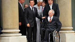 Nicolas Sarkozy et Christine Lagarde en compagnie du ministre allemand de l'Economie et des Finances Wolfgang Schäuble (en fauteuil), premier ministre étranger à participer à un conseil des ministres en France sous la Ve République. En sa présence, le pré