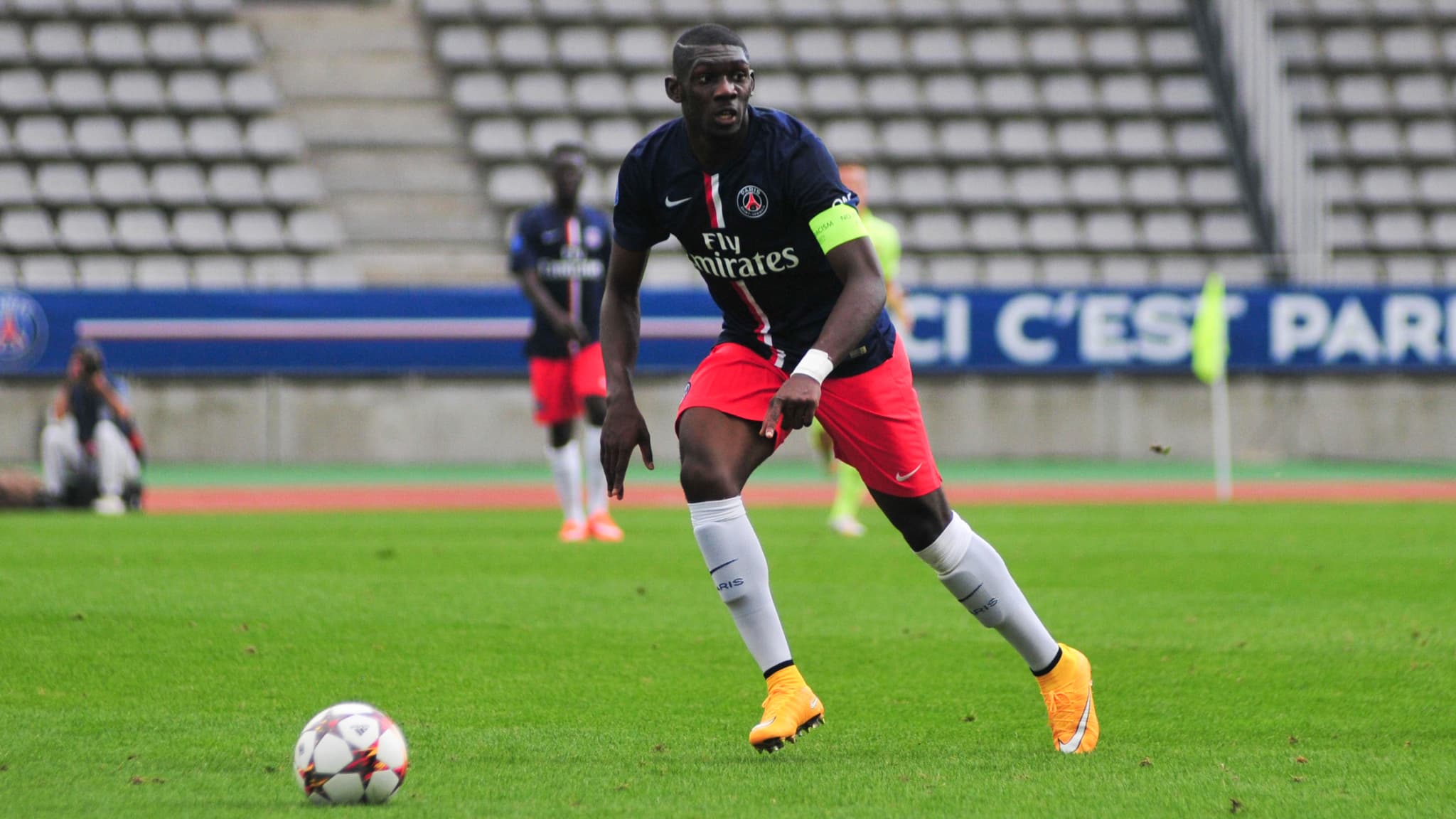Batubinsika avec le PSG en Youth League face au Barça, le 30 septembre 2014. Batubinsika avec le PSG en Youth League face au Barça, le 30 septembre 2014.