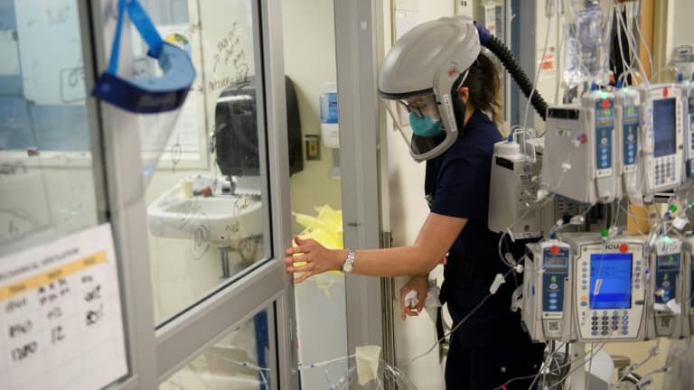 Une infirmière équipée d'un respirateur dans une unité de soins intensifs de l'hôpital Martin Luther King Jr., le 6 janvier 2021 dans le comté de Los Angeles en Californie (Etats-Unis)