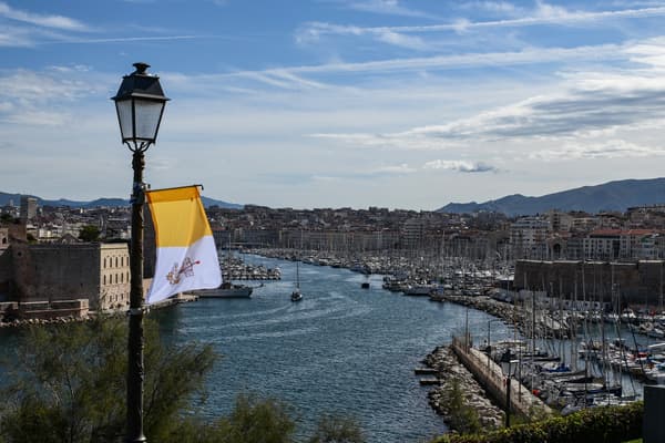 Un drapeau du Vatican dans le vieux port de Marseille pour la visite du pape François, le 22 septembre 2023