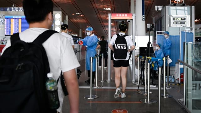Contrôle de la température à l'aéroport de Pékin, le 17 juin 2020