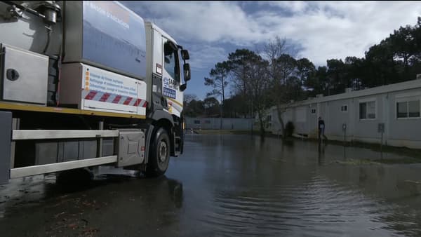 Une opération de pompage est menée dans un hôpital inondé à Arès, en Gironde, après des crues, le 11 février 2024