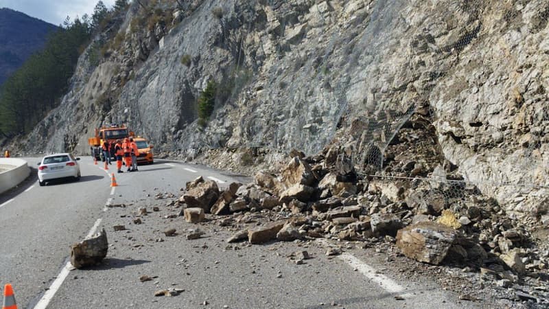 Le débris sur la N85 dans les Alpes-de-Haute-Provence après l'éboulement du lundi 11 mars.